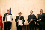 Burmistrz Cieszyna podczas odebrania certyfikatu.