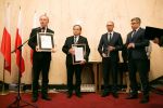Burmistrz Cieszyna podczas odebrania certyfikatu.