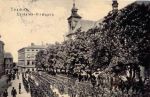 Żołnierska procesja kościelna na placu, pocztówka z 1905 r.