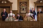 Prezydent wpisał się do księgi pamiątkowej Cieszyna.