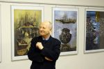 Eugeniusz Delekta prezentuje swoje prace.