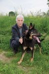 Marian Dembiniok, dyrektor Muzeum Śląska Cieszyńskiego, opiekun psa znalezionego przy drodze szybkiego ruchu /fot. RK